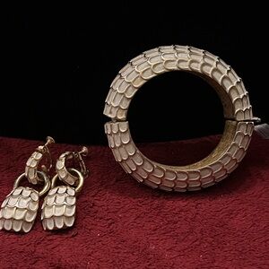 Elegant Gold and Cream Jewelry Set